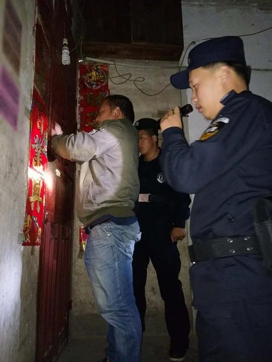 紫云粗心妈妈误将幼女锁家中 民警全城寻开锁师傅开门